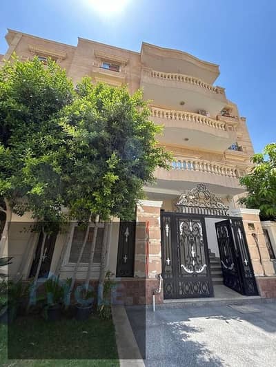 شقة  للبيع  في  النرجس التجمع  الخامس في  القاهرة  الجديدة  بموقع  هادئ  و اطلالة  مميزة  و مساحة  واسعة و  تقسيمة  مميزة  لها  حصة  بالارض و  اسانسير