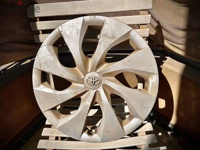 طاسة تويوتا مقاس ١٦ اصلية - Toyota hubcap size 16
