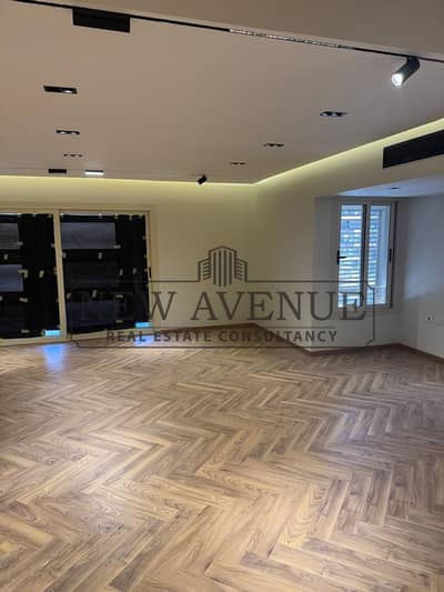 اقل من سعر السوق شقة كورنر متشطبة بالكامل للبيع فى هيلز نيو كايرو Palm Hills New Cairo فى موقع متميز ڤيو مفتوح على الڤيلات و يوجد تكييفات استلام فورى