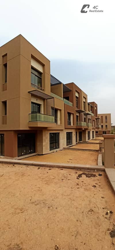 فيلا استلام فوري بفيو مباشر على حمام السباحة ريسيل بأقل من سعر السوق 3 غرف وغرفة خادمة في District 5 التجمع الخامس بالقرب من الجولدن سكوير