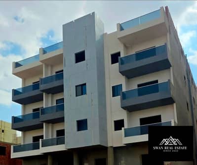 شقة للبيع بالأندلس أمام كمبوند ميفيدا مباشرة على شارع التسعين الجنوبي | 242م² | أول بلكونة بالدور الأول | نصف تشطيب | استلام فوري | فيو مفتوح