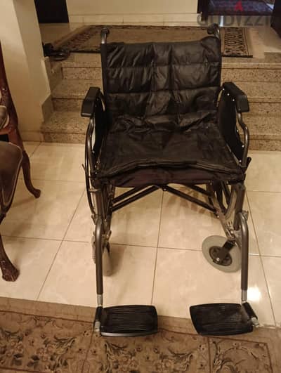 كرسى متحرك خامات قوية حاله ممتازة بيطبق ويتحمل لوزن ١٢٠ كيلو