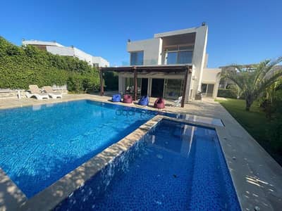 جاهزة بالفرش المودرن والجاكوزي  | فيلا مستقلة شاسعة أرض 900م للبيع في هاسيندا باي Hacienda Bay الساح
