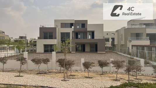 فاميلى هاوس للبيع بأقل من سعر السوق، مساحته ٢٠٢ م استلام فورى فيو لاند سكيب في موقع متميز في بالم هيلز، القاهرة الجديدة.
