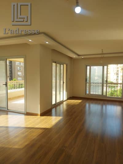  For Sale in Madinaty – B2 Unit    Prime location near the Club and El Baraka Market   Details:    3 spacious and comfortable bedrooms