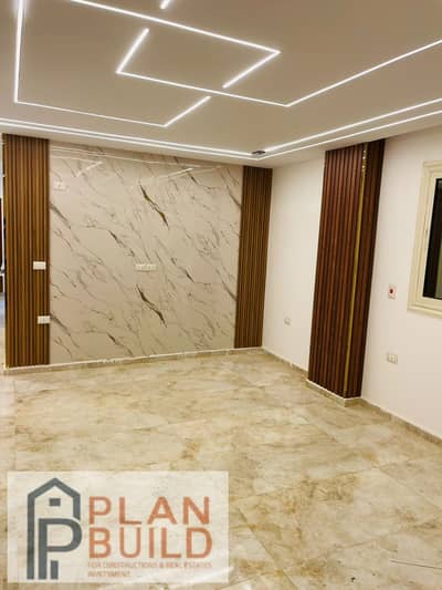 شقة للبيع داخل مدينة الفردوس عمارات الاستثماري حدائق اكتوبر شقه دور اول 130 متر غرفتين نوم وحمام ومطبخ ورسيبشن واسع تشطيب الترا سوبر لوكس اول ساكن