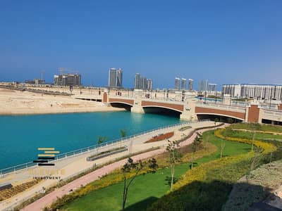 شقة 234م تشطيب الترا سوبر لوكس بالعالمين الجديدة على البحيرة بالحي اللاتيني.
