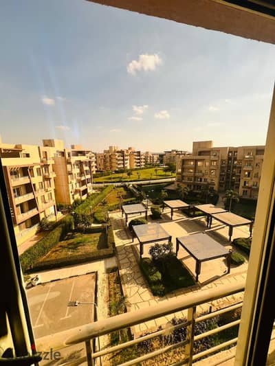 فرصة مميزة للإيجار في كومبوند وصال  روف لقطة بموقع متميز جدًا داخل الكومبوند، يتمتع بأوبن فيو واسع وغير مجروح تمامًا، مع خصوصية كاملة وإطلالة مفتوحة ت