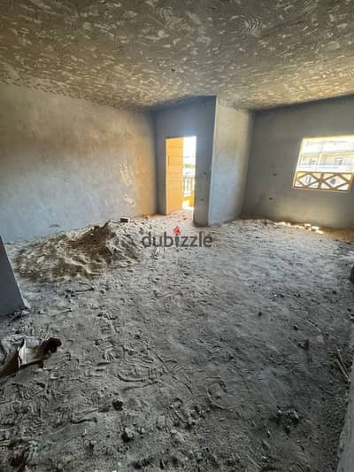شقه للبيع في مدينه الشروق الحي التالت شرق دور اول يوجد اسانسير بسعر لقطه