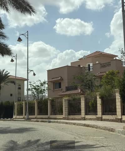 فيلا ناصية مميزة للإيجار داخل كمبوند رويال سيتي – الشيخ زايد  6 غرف نوم  و6 حمامات  2 غرفة ماستر بحمامات خاصة