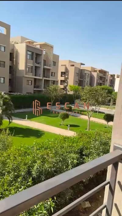 شقة 172 م ايجار فى كمبوند فيفث سكوير موقع مميز تشطيب سوبر لوكس الايجار بالمطبخ والتكييفات