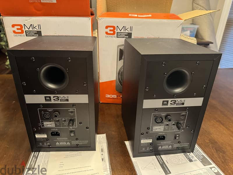 JBL LSR 305 1