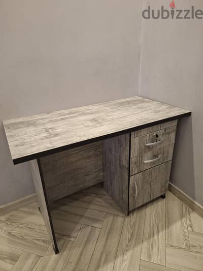 HIGH QUALITY DESK BARLY USED
