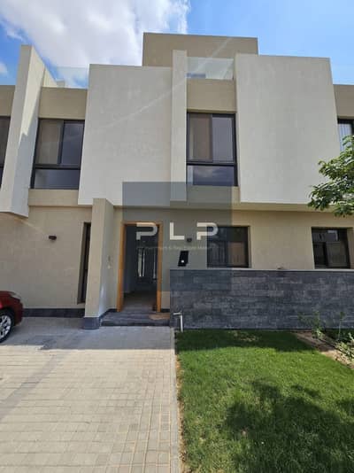 Twin house for sale, ready for immediate occupancy, with a prime view, at a bargain price for a quick sale. Al Burouj Compound - Shorouk