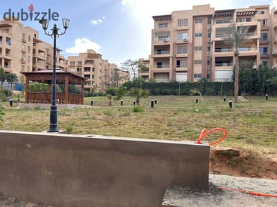 شقة للبيع ارضي 200متر بجنينة 230 م ناصيتين - في جاردن هيلز استلام فوري - نص تشطيب