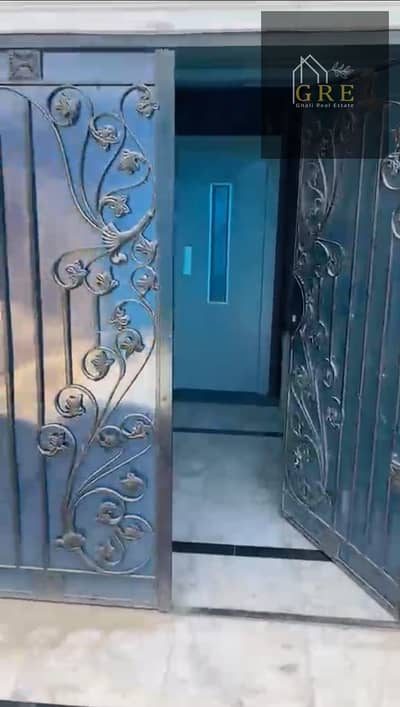  شقة 300م للبيع، 4 غرف نوم منها ماستر بحمام خاص، 3 حمامات، أسانسير وباركينج، مساحة عائلية مميزة، بطريق الواحات في عمارات المستثمر الصغير
