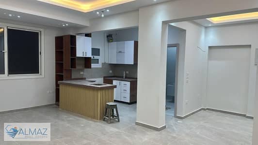 شقه فاضيه 105 متر للايجار بالمطبخ والتكييفات سكني و اداري في جنوب الاكاديميه أ في التجمع الاول بالقرب من كايرو فيستيفال سيتي والداون تاون