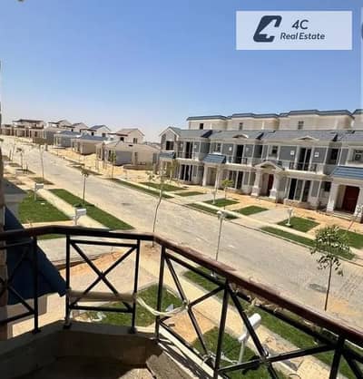 اقل سعر town house chalet-تشطيب الترا سوبر لوكس بالتكيفات-ماونتن فيو اي سيتي بتقسيمه مميزه-in the clubhouse pool view جاهز للمعاينه