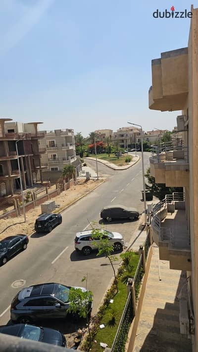 شقة للبيع في مدينة الشروق في الحي الثامن فيلات 3/4 تشطيب
