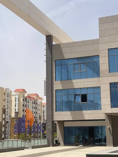 فرصة مميزة للإستثمار بالشراكة مع هايبر ماركت محل استلام فورى بجوار الجامعة الكندية ومجمع ملاعب منطقة ال R 3 العاصمة الإدارية الجديده New Administrativ
