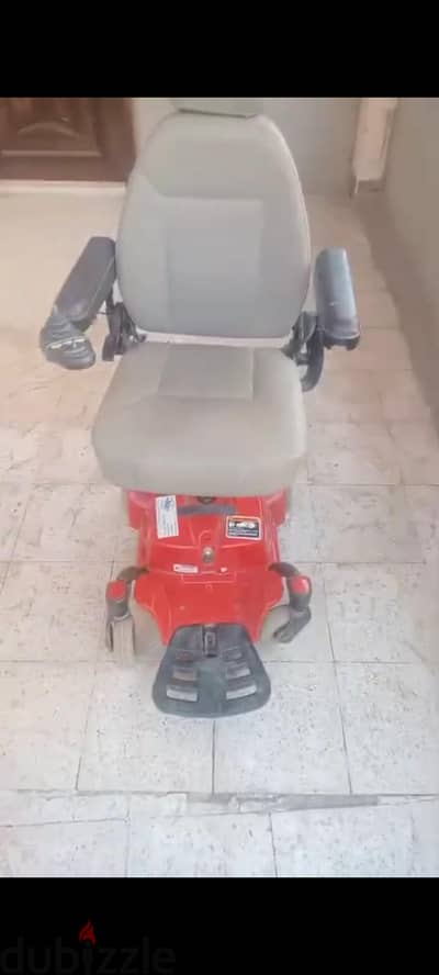 كرسي متحرك كهربائي بحاله جيده