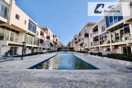 شاليه بمساحة ١٨٨ م استلام فورى بأقل من سعر السوق فيو مباشرة على حمام سباحة في موقع متميز في دايركشن وايت، الساحل الشمالي.