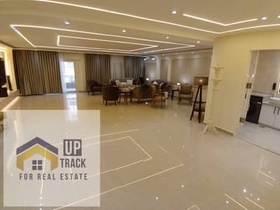 شقة دوبلكس فندقية للإيجار في الزمالك – 4 غرف ماستر، فرش فندقي فاخر، 2 بلكونة، جاردن فيو