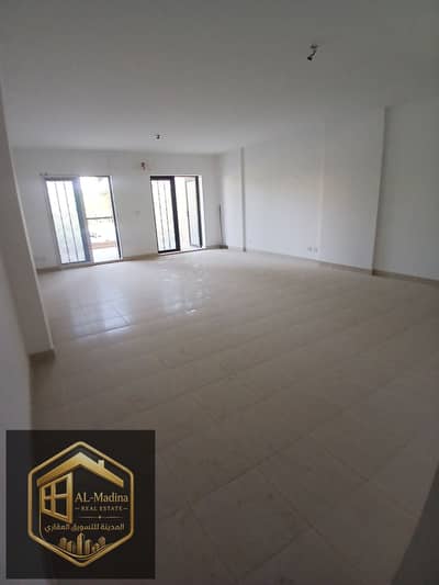  Everything you need is right at your doorstep! Live just steps away from the Eastern Market and next to the mosque in a luxury hotel-style ground apartment in Al Rehab 2.