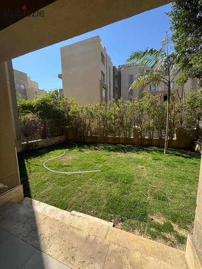 شقه للايجار  نصف مفروش  ١٥٠م  غرفتين نوم  و جنينة ٧٠م  بالمطبخ و التكييفات كمبوند فليدج جيت
