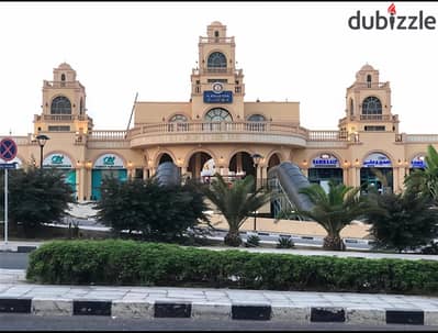 للإيجار مطعم 90م بتراس 45م موقع متميز بالسوق التحارى القديم بمدينة الرحاب