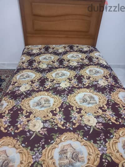 سرير خشب بالمرتبة