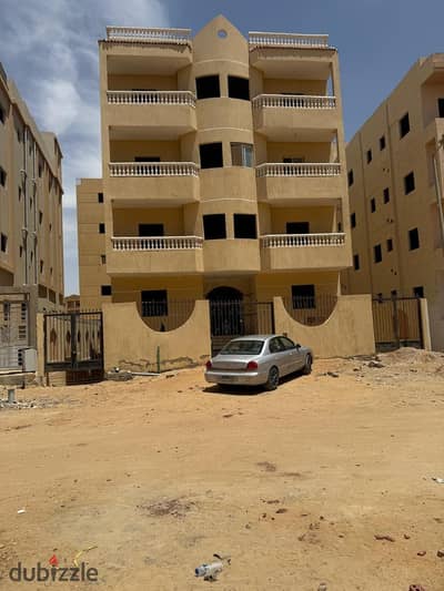 Apartment with an area of 150 in the distinguished neighborhood directly on the second row from the green belt.