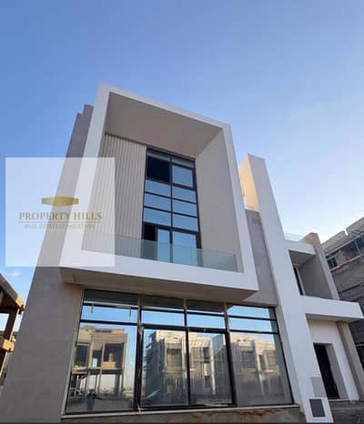 اخر فيلا من سعادة بتشطيب كامل بالسعر دا بالتقسيط علي 9 سنوات نازل من سعرها النص  دايركت علي طريق السويس في التجمع الخامس