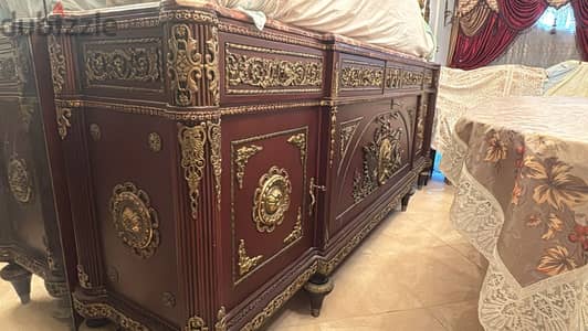 سفره كلاسيك فاخره مطعمه بالنحاس حاله ممتازه