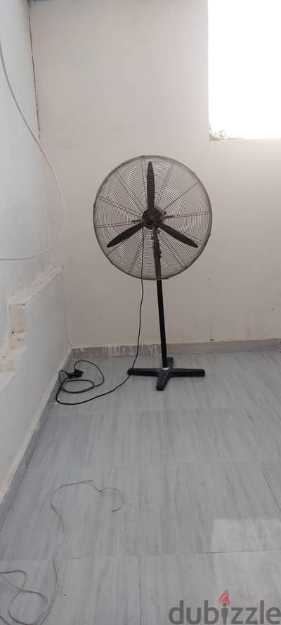 مروحة 30 بوصة كبيرة بحالة جديدة