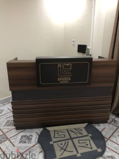 كاونتر استقبال لعيادة زيروو فيه اضاءه
