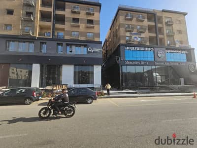 Showroom for rent in Sheraton on Al-Nasr main road, excellent location, very large area