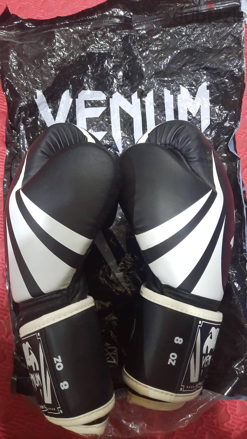 Venum gloves 1