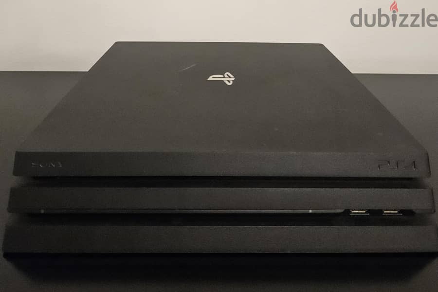 PS4 PRO Excellent Condition + 2 controllers 1