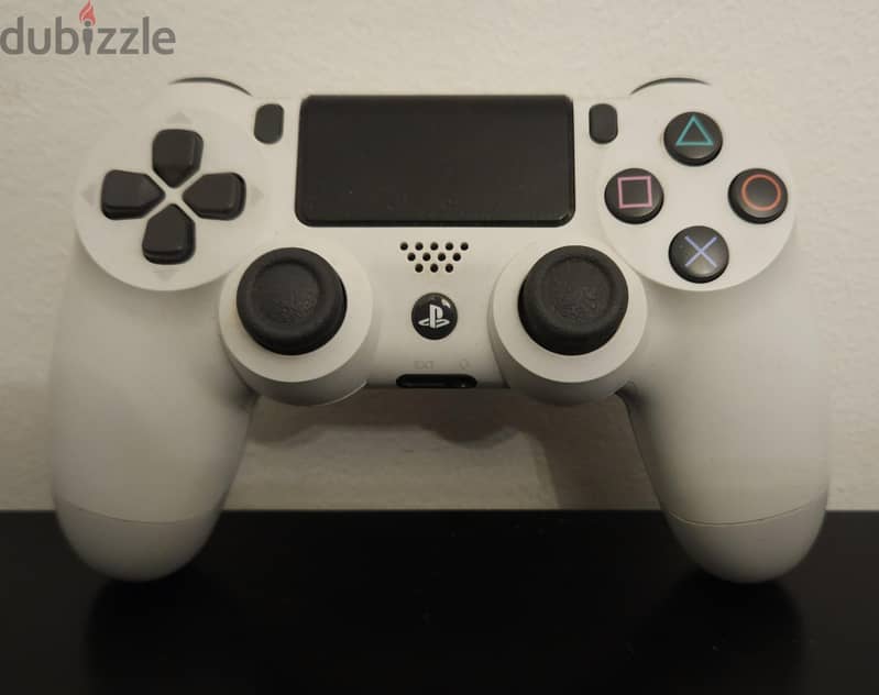 PS4 PRO Excellent Condition + 2 controllers 2