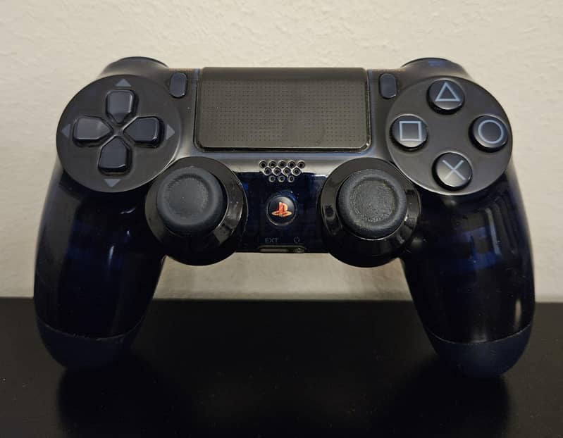 PS4 PRO Excellent Condition + 2 controllers 3
