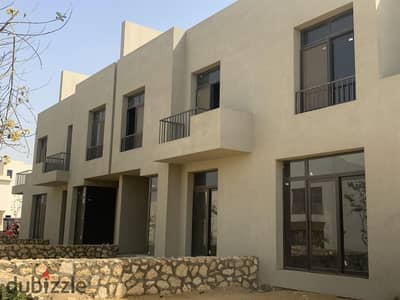 تاون هاوس بموقع مميز في او ويست اوراسكوم بالقرب من اركان بلازا