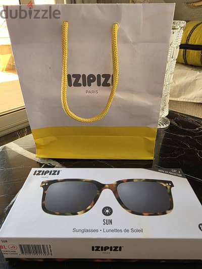 IZIPIZI PARIS . . . UV PROTECTION 100%. .