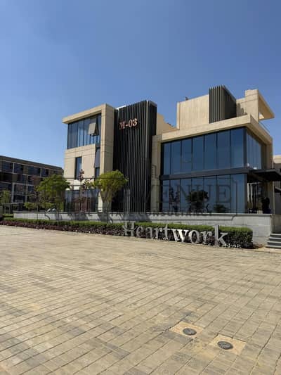 مبنى إداري  بمساحة 270 متر مربع  للبيع بأقل سعر  Heart Work Mountain view i City ثلاثة ادوار