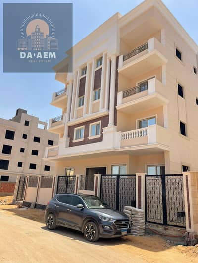 هيكل عمارة استثنائي في أرقى مواقع بيت الوطن، بإطلالات مفتوحة على طريق السويس وشارع التسعين، وعلى بعد دقائق من النادي الأهلي، فرصة تجمع بين الموقع الذه
