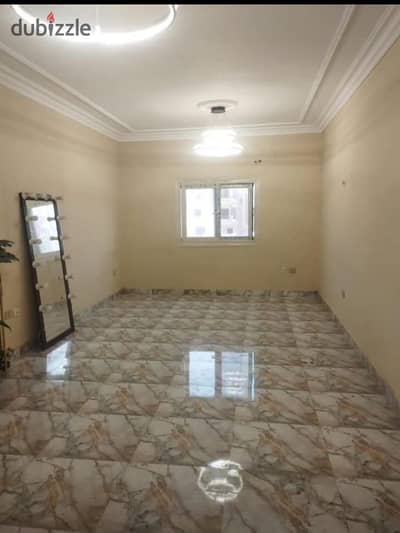 شقة للايجار بالتجمع الخامس النرجس عمارات ،  عماره  علي الشارع الرئيسي مباشره ، الدور الاول متاح اسانسير  ، خزان مياه خاص بالشقه
