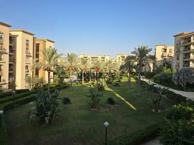 شقة مفروشة للإيجار | تشطيبات خاصة فاخرة وڤيو وايد جاردن مفتوح لجميع الغرف والريسبشن وخطوات من مول أفينيو وكارفور في أميز مواقع المرحلة التاسعة بالر