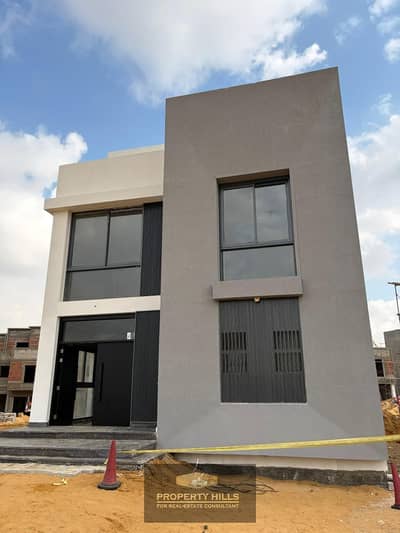 Get a corner townhouse at a bargain price in East Shire Compound with a patio, 7 minutes from the American University.