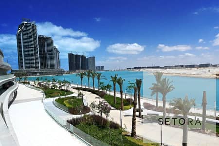 شاليه First Row Lagoon View بالساحل الشمالي، تشطيب كامل بالتكييفات، Prime Location بالقرب من أبراج العلمين ومزارين ومارينا، استلام خلال سنة.