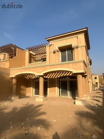 تاون هاوس فاخر للبيع في Royal Meadows | مساحة مبنية 344 متر + أرض 550 متر | دورين | 4 غرف نوم + غرفة مربية | سعر 19,000,000 جنيه | فرصة سكنية واستثمار
